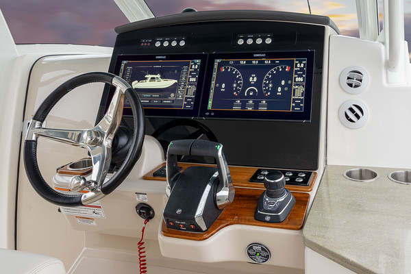 Boston Whaler 350 Realm фото 1.4