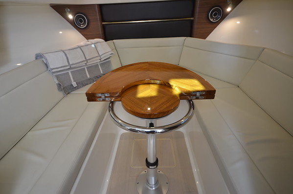 Boston Whaler 325 Conquest фото 1.4