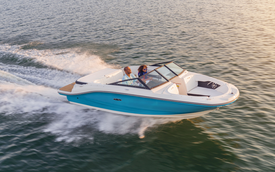 2023_spx_190_spx190_running_starboard_bow_three_quarter_03655_select.jpg